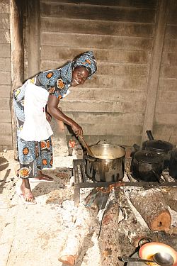 Kochen am Feuer in Afrika