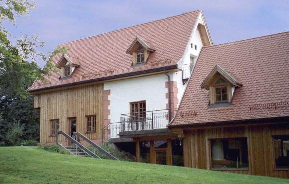 Holzbau kologisch mit Biber Dachdeckung in Traunstein