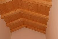 Treppenhaus im Sichtdachstuhl